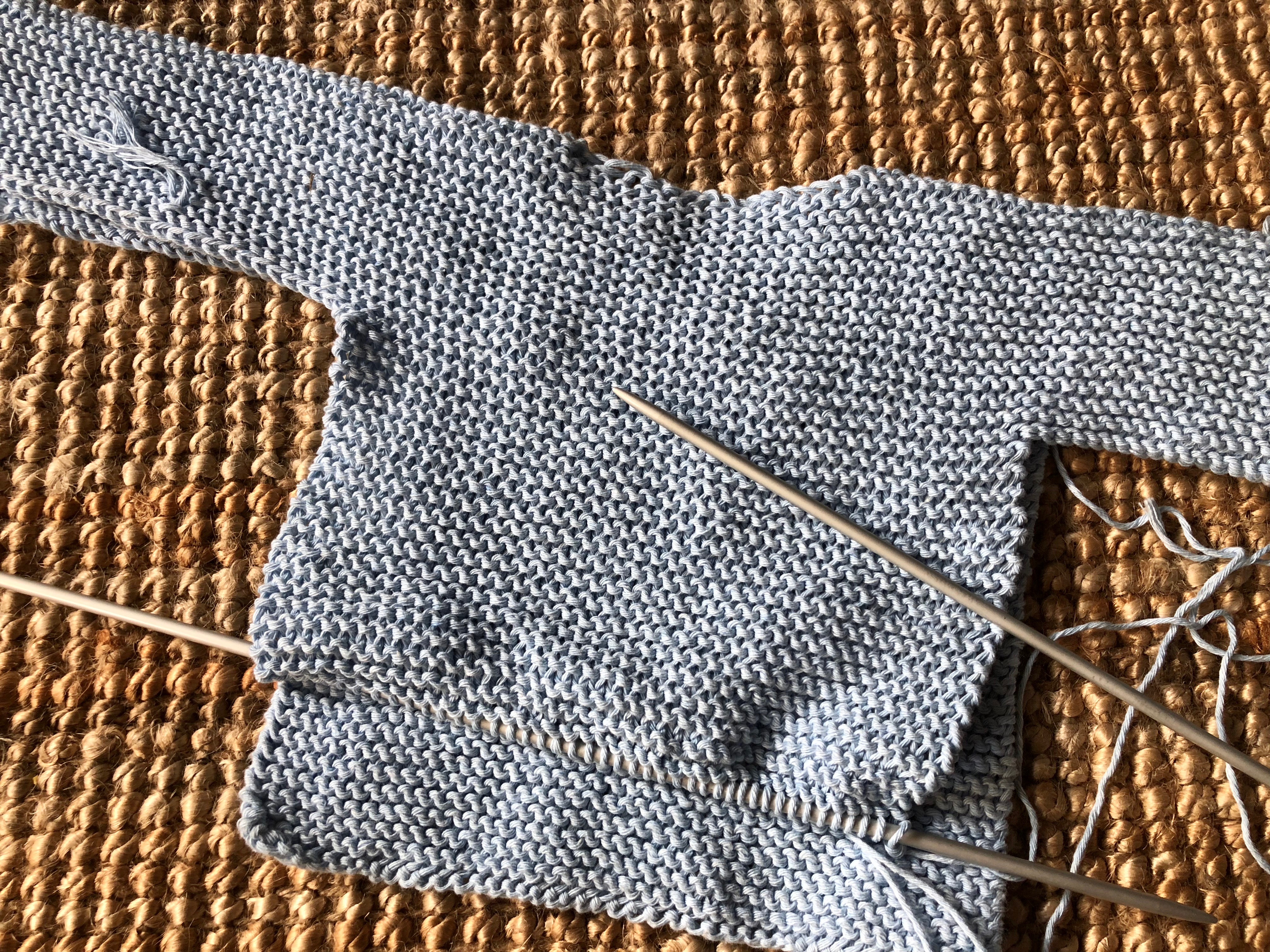 Jersey de bebé hecho de lana azul a calceta